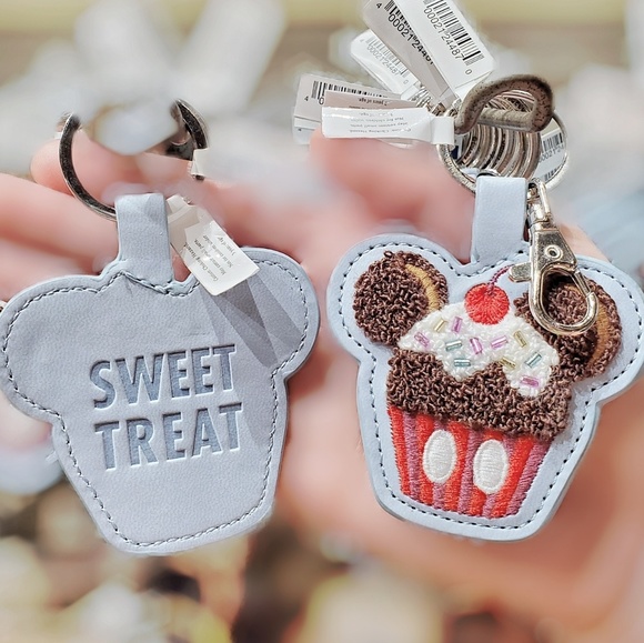 Disney Parks Mickey Mouse Cupcake Sweet Treat Felt Vinyl Keychain NEW Disney Parks Mickey Mouse Cupcake Sweet Treat Felt Vinyl Keychain NEW